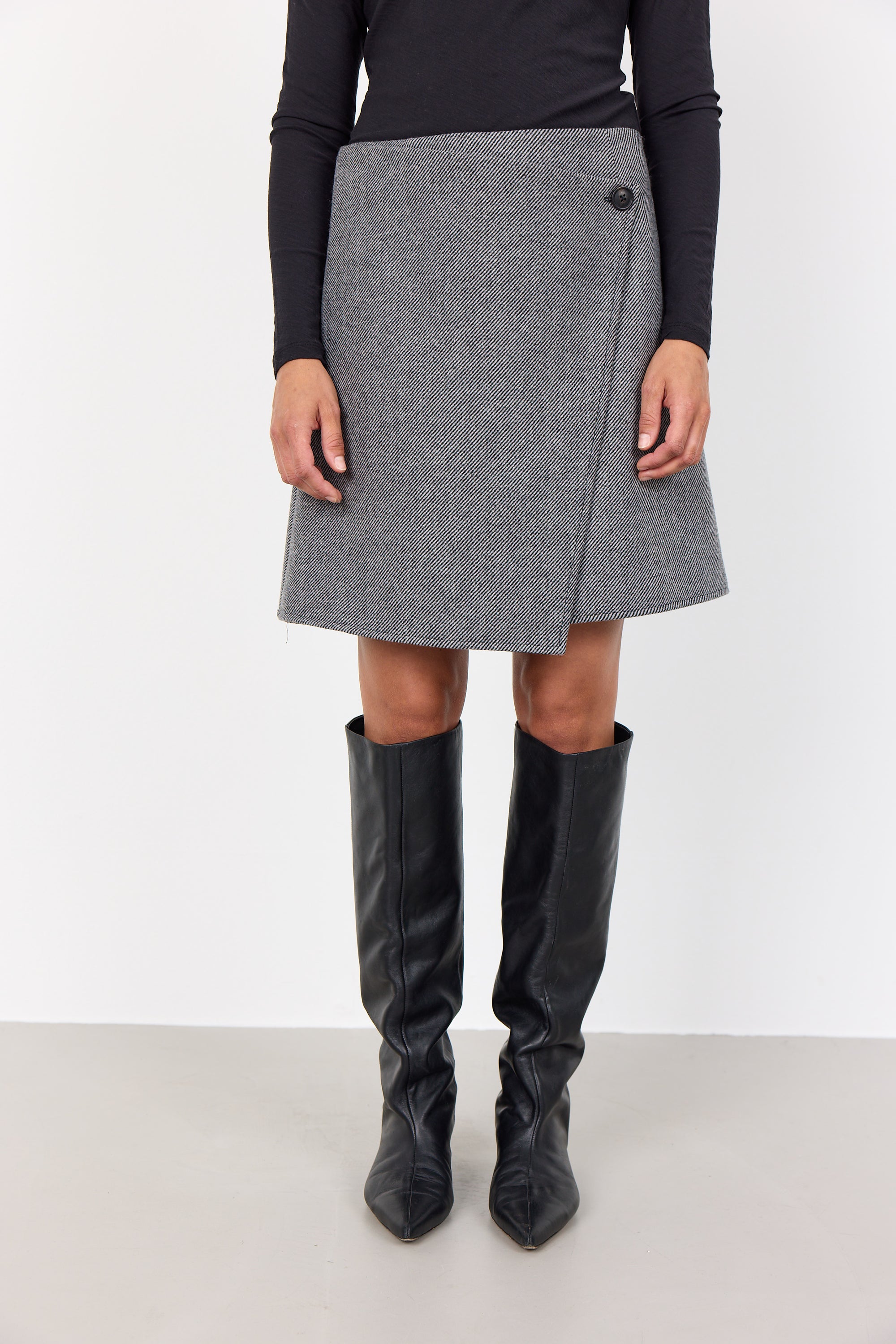 Ikki 1 Skirt - Black Herringbone