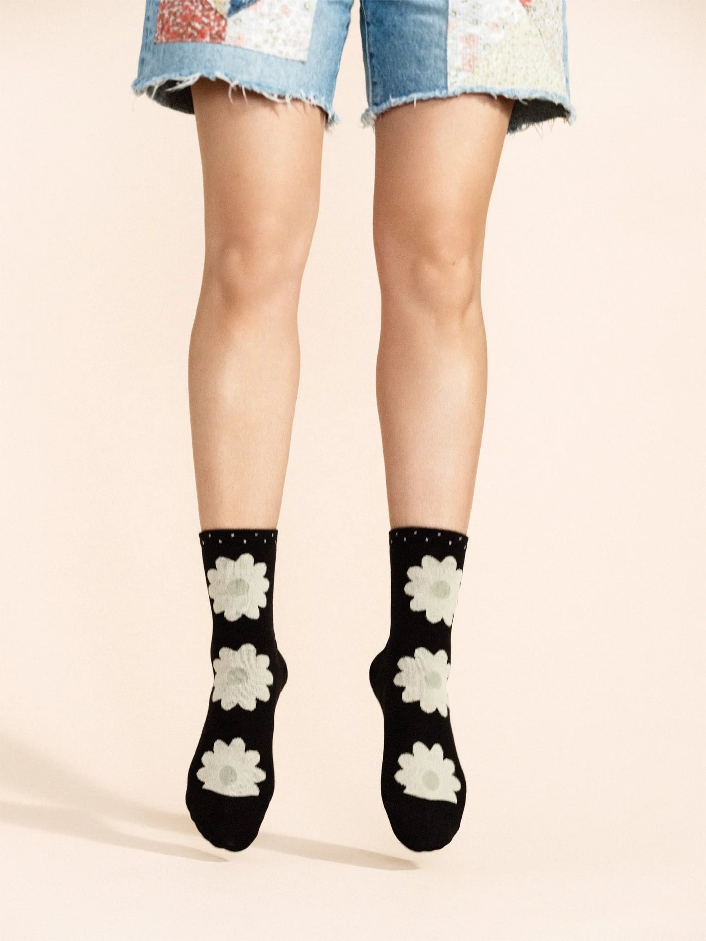 Blooming Daisy Short Crew - Black