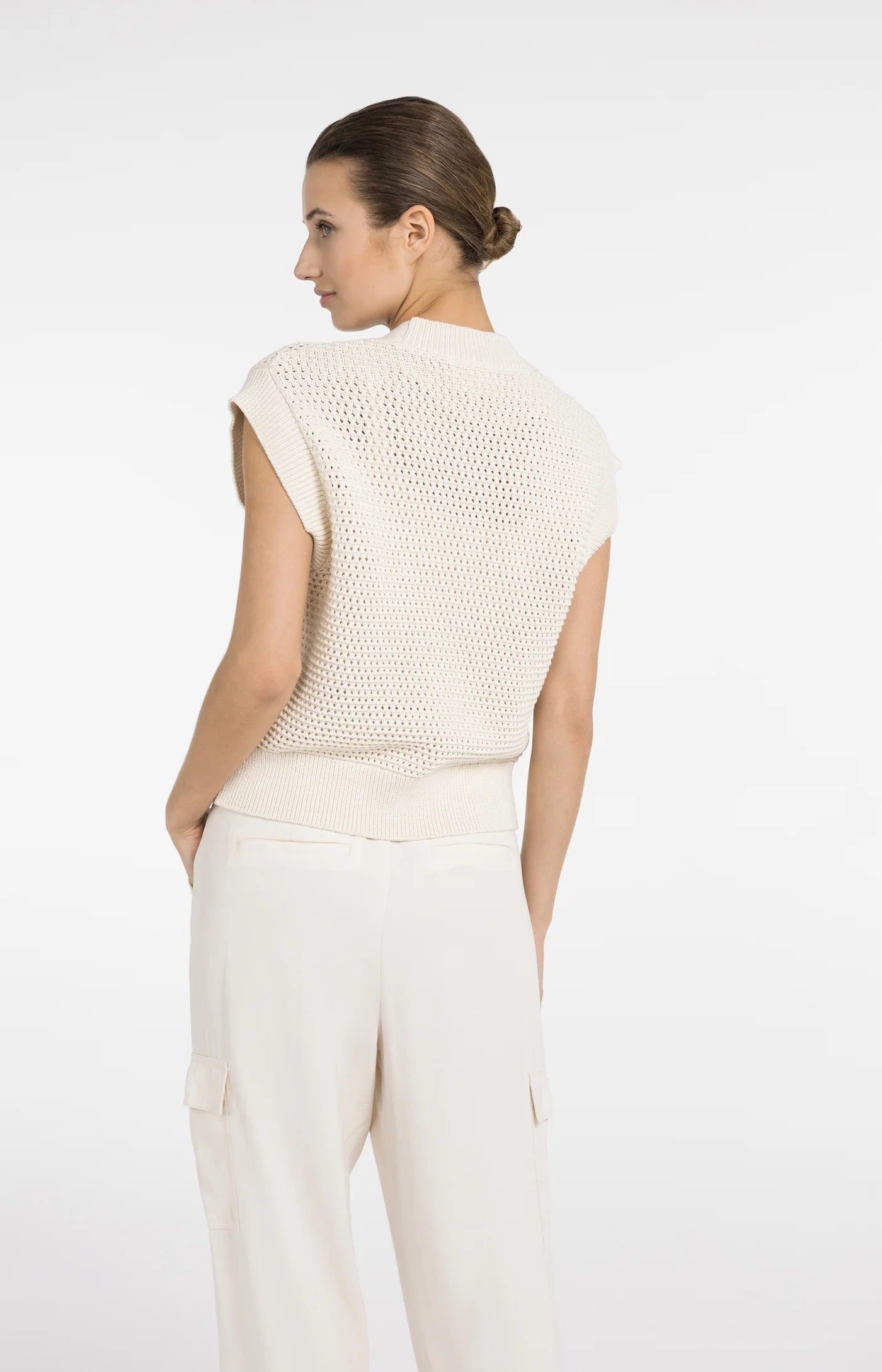 Sleeveless Mesh Knit Cardigan with Zip Closure - Crème Beige